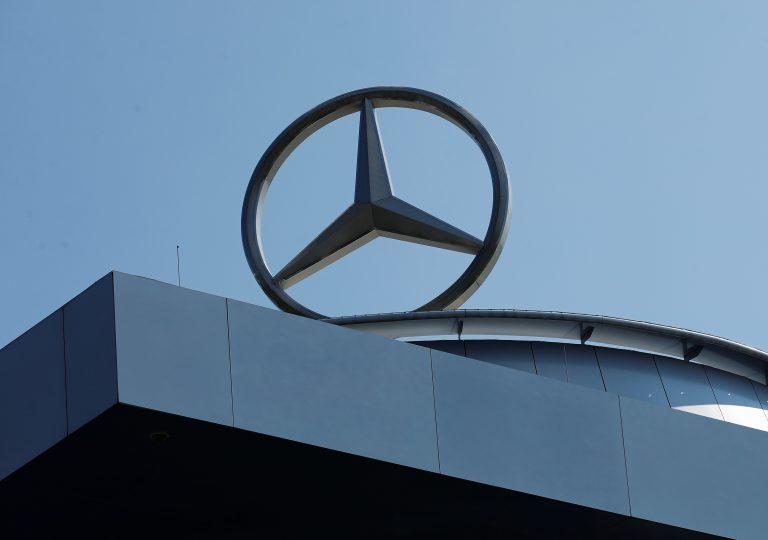 Mercedes ги продава сите авто -салони во Германија