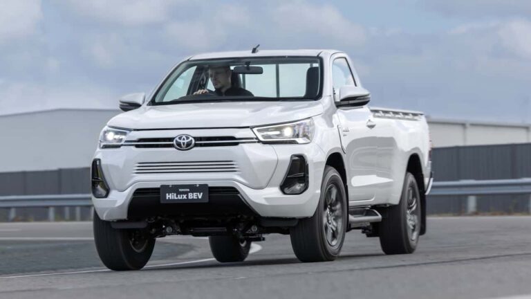 Toyota Hilux EV ќе пристигне до крајот на 2025 година