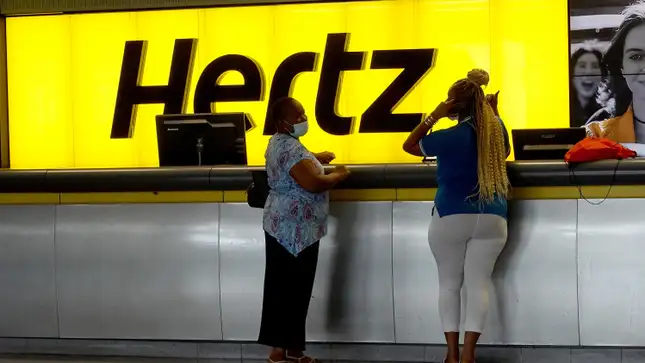 Hertz на еден човек кој изнајмил Tesla му наплатил надомест за полнење гориво