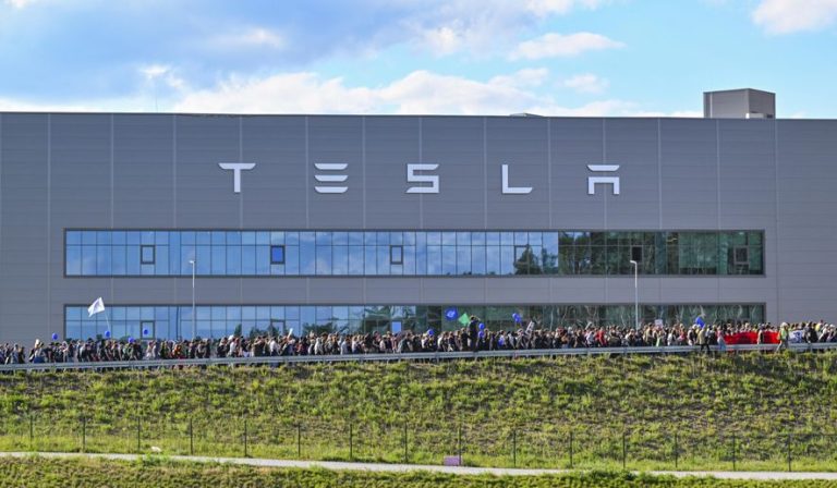 Tesla го запира производството во Германија